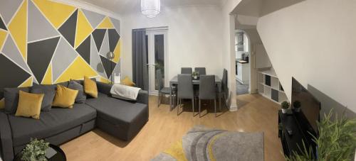 Southampton House | Urban Living - 2 beds apartment, driveway parking, centrally located!