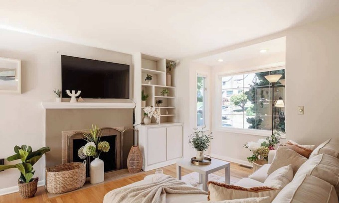 Wedgwood Apartment | Urban Nest 2b1b Upper Unit | Next to UW