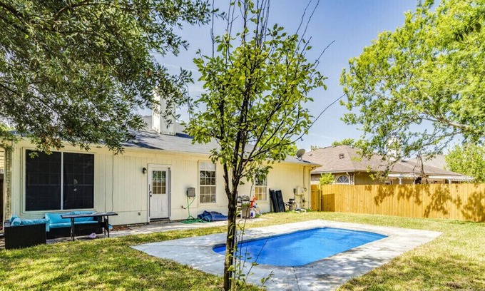 Pflugerville House | Urban Oasis w/prime location, 5BR 2BA,PRIVATE POOL
