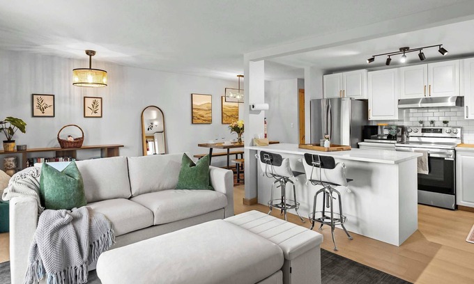Inglewood House | Urban Sanctuary | Chic 2BR Inglewood Stay w/Yard