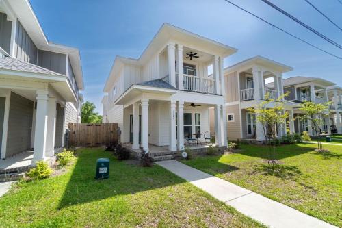 South Pensacola House | Urban Vista - 3 Bed 2 and Half Bath, Close to Downtown!