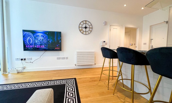Nine Elms Apartment | US Embassy Versace Suite + Balcony + 1GB WIFI +Netflix HDTV @LuxuryLondonStays
