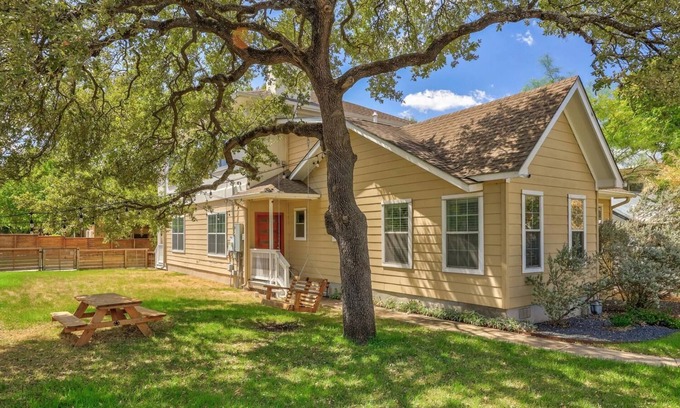 Bouldin House | UT Football Fave - Mins to Downtown + Zilker Park