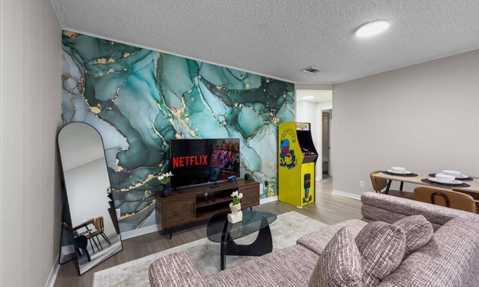Pemberton Heights Apartment | UT Gaming Suite! Sleeps 5 ! Stay for F1, ACL, Etc!