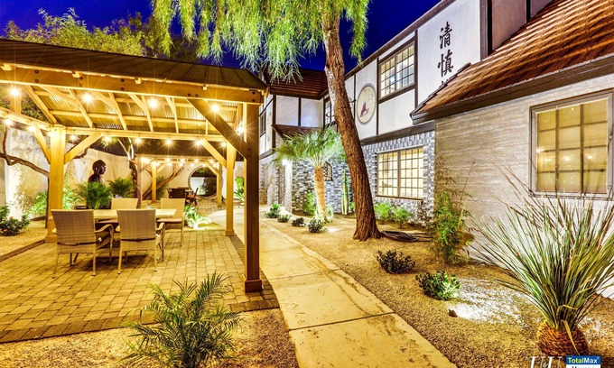 Las Vegas House | UU Newly Well-Lit 8BD/8BA Villa Near Vegas Strip-3.5mi