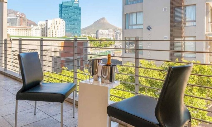 Victoria and Alfred Waterfront Apartment | V &A waterfront CanalsAirconWrap around balcony!