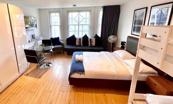 Soho Apartment | V12 Spacious & Central Apt!