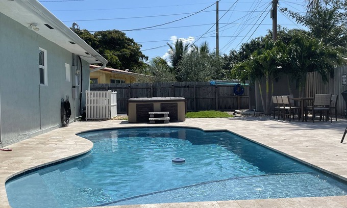 Pompano Beach House | Vacances au Soleil à 5 km de la Plage Avec Piscine et spa Privés