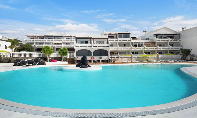 Costa Teguise Apartment | Vacation Apartment 'Casa Las Palmeras' with Shared Pool, Private Terrace and Wi-Fi