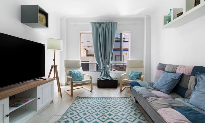 Playa de Arinaga Apartment | Vacation Apartment 'Beautiful Raidice House' with Balcony, Wi-Fi and Air Conditioning