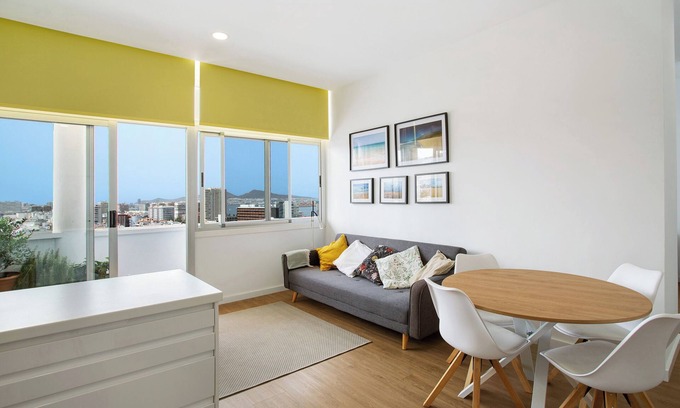 Vegueta Apartment | Vacation Apartment 'El Balcón De Triana' with Sea View, Balcony and Wi-Fi