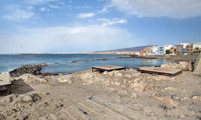 Playa de Arinaga Apartment | Vacation Apartment "Gofiobeach" with Private Terrace, Wi-Fi and Air Conditioning