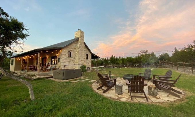 Fredericksburg Cabin | Vacation Cabin Rental with Hot Tub and Fire Pit in Fredericksburg, Texas