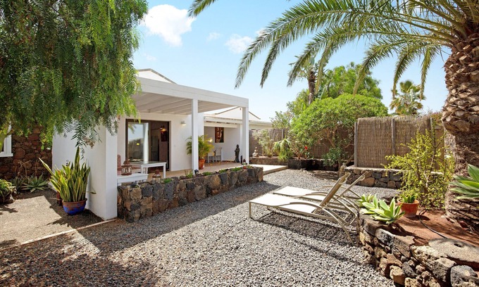 Lajares House | Vacation Home "Casa La Bubilla en Lajares" with Private Garden & Wi-Fi