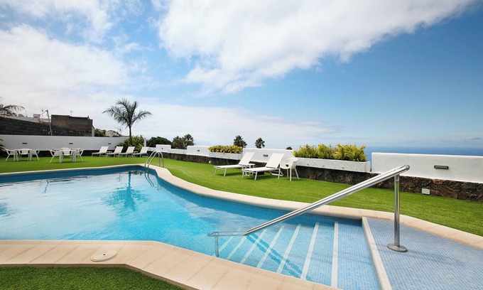 Sauzal House | Vacation Home 'Linaje del Pago Castellana' with Mountain View, Pool & Wi-Fi
