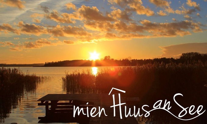 Guestrow House | Vacation home "Mien Huus an See" with lake access, jetty and bathing facilities