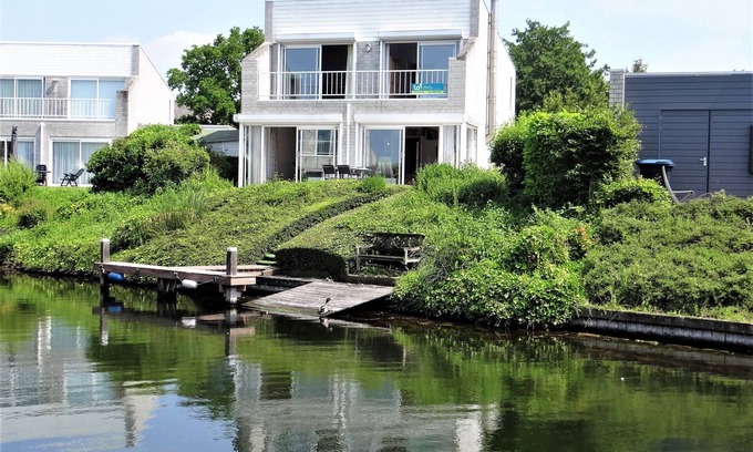 Kortgene Villa | Vacation home right on Lake Veere