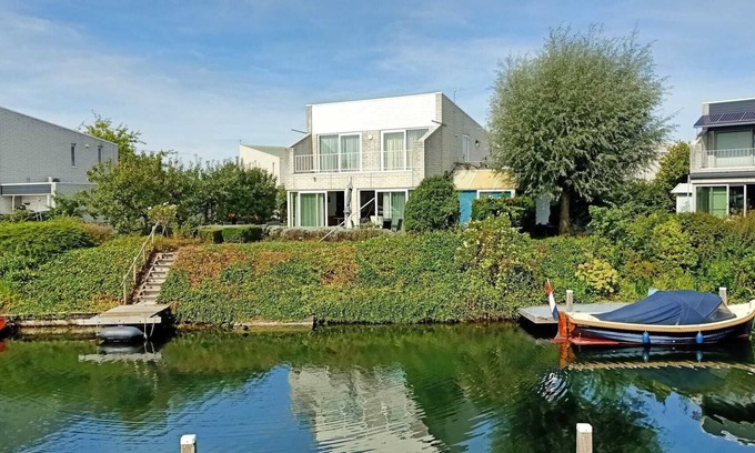 Kortgene House | Vacation home with private dock