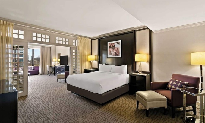 Downtown Baltimore Hotel | Vacation Starts Here! Pet-Friendly, Near Oriole Park at Camden Yards