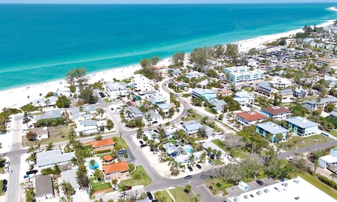 Holmes Beach Villa | Vacay in Luxury! 2 mins to the Beach!