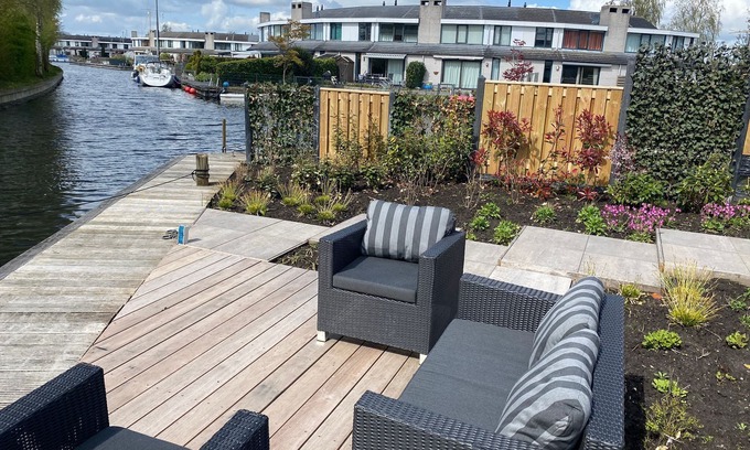 Lemmer House | Vakantiehuis aan het Water met Aanlegsteiger