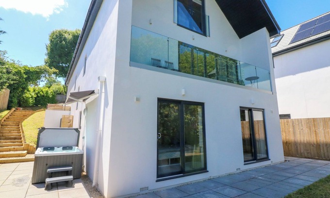 Westleigh Cottage | VALISE, pet friendly, with hot tub in Bideford