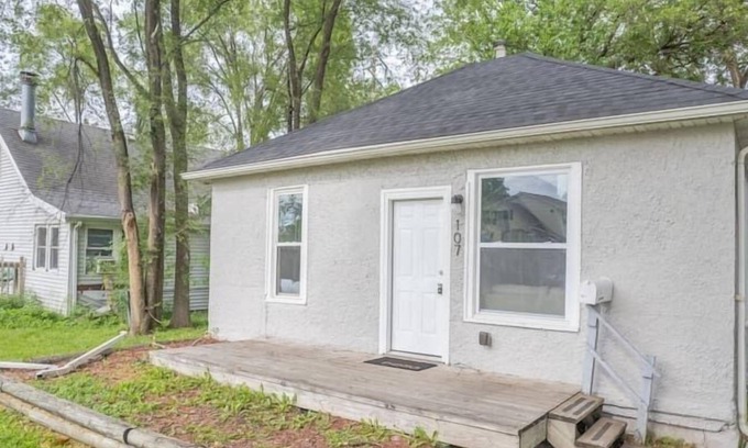 West Des Moines House | Valley Junction Gem: 2-BR Modern House w Parking