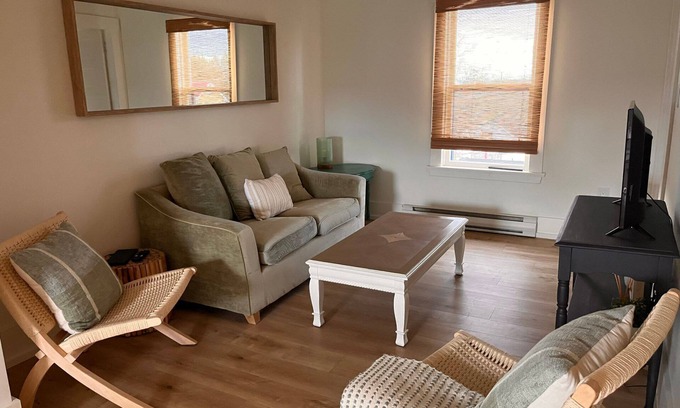 Victoria Villa | Valley Pearl Penthouse Suite | Full kitchen, bunk beds, kids' tub & living room