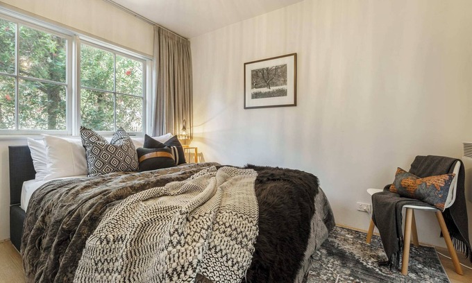 Fitzroy Apartment | VAQUAY Sonder In Fitzroy | Steps to Cafés Bars Street Art Culture Hubs