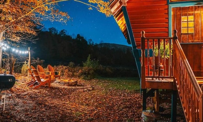 Roxbury House | Vardo · Glamping in New York at Bellfire's Cosmic Nomad