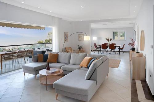 Varkiza Apartment | Varkiza Seaside and Views Retreat with Jacuzzi