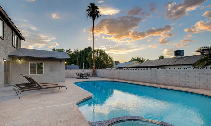 Chinatown House | Vegas BACH PAD, family vacay, Raiders, Golden Knight ~Pool, Many beds~NEAR STRIP