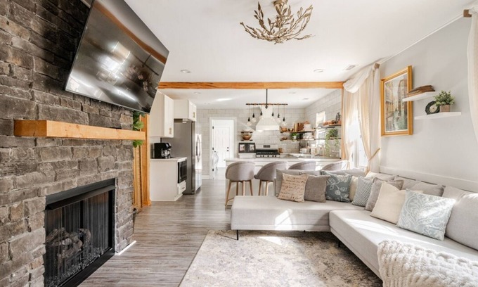 Charlotte House | Venetian: Barrell Sauna, Hot Tub, Cold Plunge, Red Light Therapy & more