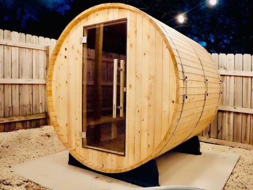 Charlotte Apartment | Venetian Beds, Outdoor Barrel Sauna, Hot tub, Cold Plunge