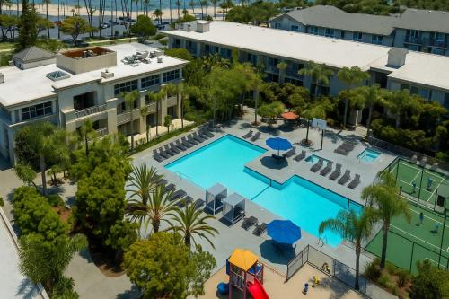 Marina del Rey Apartment | Venice Breeze 2BR - Pool, Hot Tub, Gym - 6-min Walk to Beach