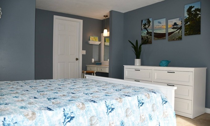 South Venice House | Venice Pool Home- Breezy Inn
