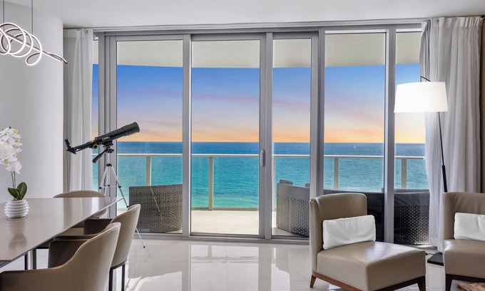 Hollywood South Central Beach Apartment | Ventur Beachfront Luxe Condo - Lyfe Beach Resort