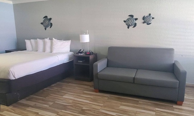 Vero Beach Hotel | Vero Beach Inn and Suites | Deluxe Suite | Near Vero Beach Regional Airport