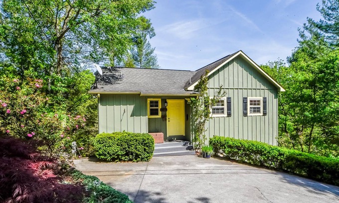 Townsend Cottage | Very clean mountain retreat with Mountain View, Wi-Fi, Jacuzzi, FREE POOL ACCESS