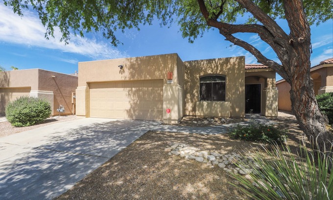 Riverside Crossing House | VERY CLOSE TO GREAT RESTAURANTS 5 MIN TO TUC MALL AND 10 MIN TO LA ENCANTADA.