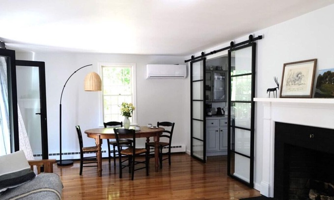 Cataumet House | Very comfortable, high-end, spacious, and recently refurbished 1 bedroom / 2 bathroom house in Cataumet / Bourne / Cape Cod. Sleeps 4 with the trundle bed in the den.
