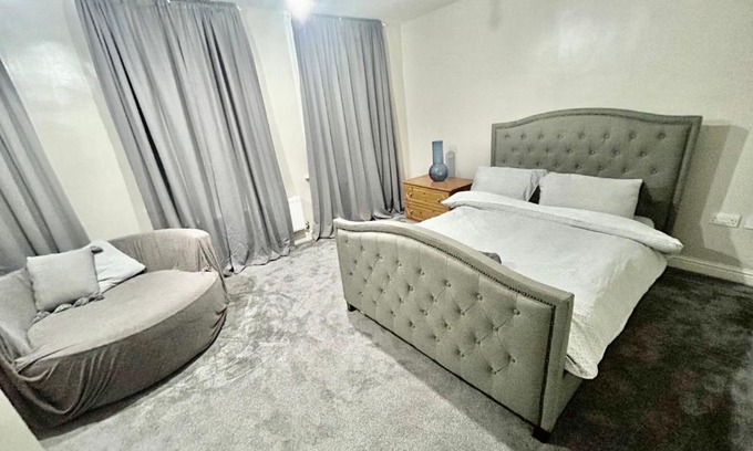 Waddon Apartment | Very Large Two Bed Flat With Parking - Sleeps 5