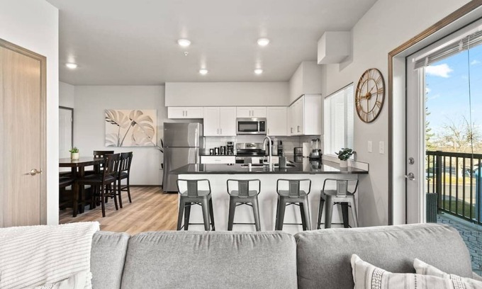 South Perry District Apartment | Very New 2 Bed 2 Bath Near DT and Perry District!