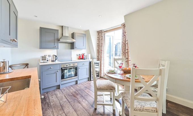 Knightsbridge and Belgravia Apartment | VERY UNUSAL HOME-COMFORTABLE =SLEEPS 4/5 Knightsbridge - Early C/in if avail -