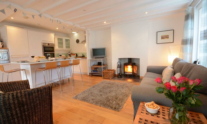 Orford Cottage | VESTA COTTAGE, ORFORD, pet friendly, with open fire in Orford