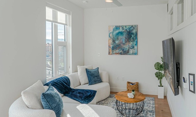 Fairpark Apartment | Vibrant 1BD 1BA w/Pool, Gym, HTub, Bowling + More!