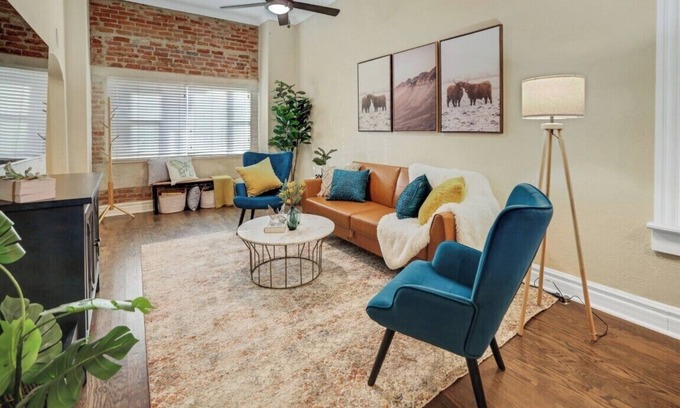 Lincoln Park House | Vibrant 2Bedroom in Denver's Historic Art District