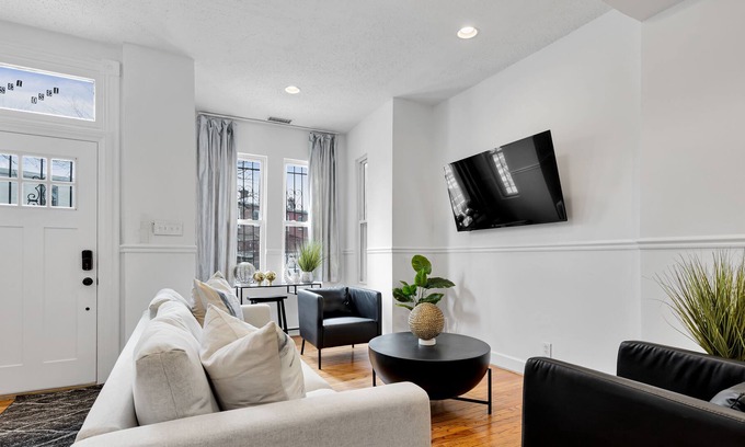 Trinidad House | Vibrant 3 bedroom DC with beautiful rear patio