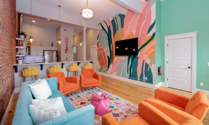 Central Business District Apartment | Vibrant Downtown Luxury Loft 13-Ft Ceilings