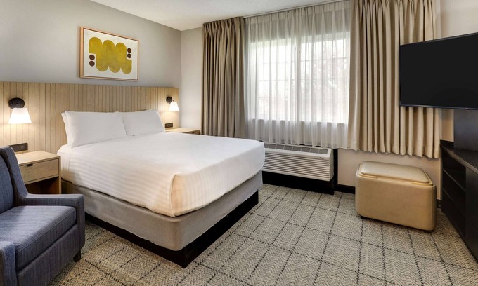 Doral Hotel | Vibrant Experience in Doral! 2 Relaxing Units, Outdoor Pool, Full Kitchen!